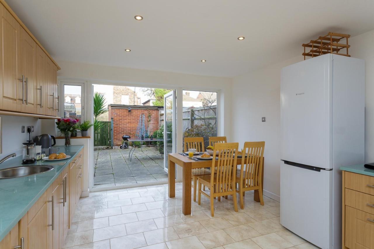 Best Price! Large Home For 4 - Smart Tv - Comfy Beds - Garden - 4 Single Beds Or 2 Doubles! Portsmouth Exteriér fotografie